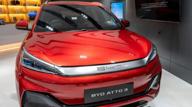 モーターショーに展示されている中国BYDの赤い車両