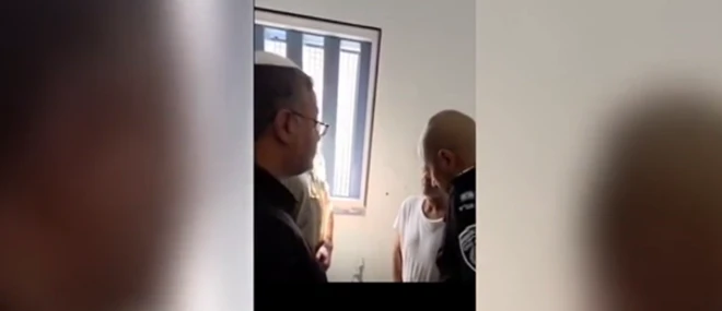 مروان البرغوثي من زنزانته أمام الوزير الإسرائيلي إيتمار بن غفير، لا تظهر صورة وجهه بوضوح، بينما يظهر بن غفير من الجانب ومعه شرطي وشخص آخر. لكن يبدو على جسد البرغوثي الهزال.