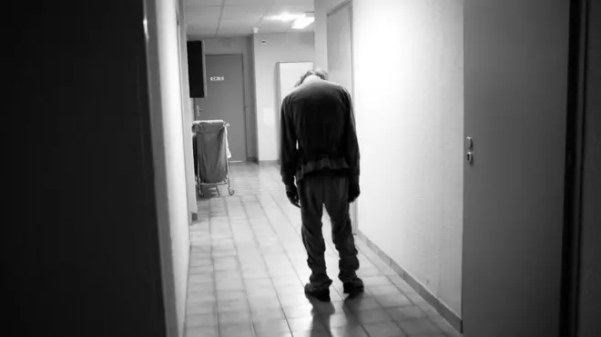 አንድ የአዕምሮ ህመምተኛ በሆስፒታል ውስጥ