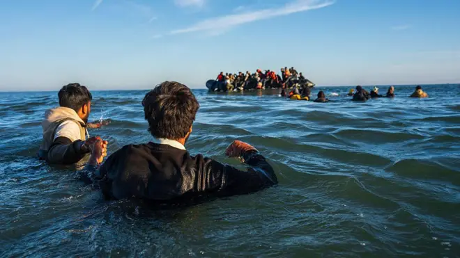 پناهجویان در سواحل فرانسه در تلاش برای سوار شدن به قایق بادی برای رسیدن به بریتانیا