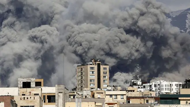 Dym unosi się nad obszarem, który stał się celem ataków, a w Teheranie w Iranie słychać serię eksplozji, 1 marca 2026 r.