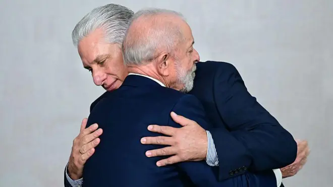 Lula e Miguel Díaz-Canel se abraçam durante a cúpula do BRICS no Rio de Janeiro, Brasil, em julho de 2025