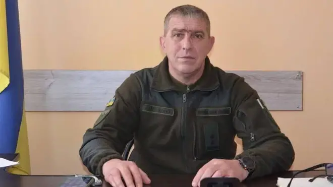 Юрій Ковалюк сидить у кабінеті