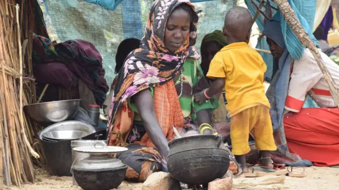 نازحة سودانية تطهي