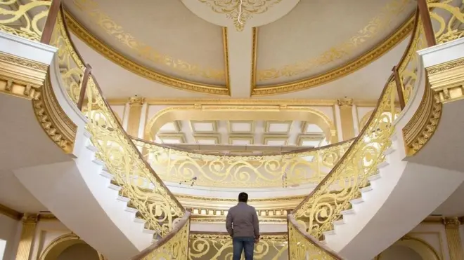 داخل قصر سكني لأحد الأثرياء