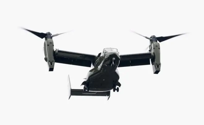 Helikooptarri Ospireyis yeroo Tiraamp Ingilaanditti Akkaadaamii Waraanaa Saandhurst Waxabajjii 13 bara 2018 daawwataniitti osoo gubbaan balali'aa jirtu