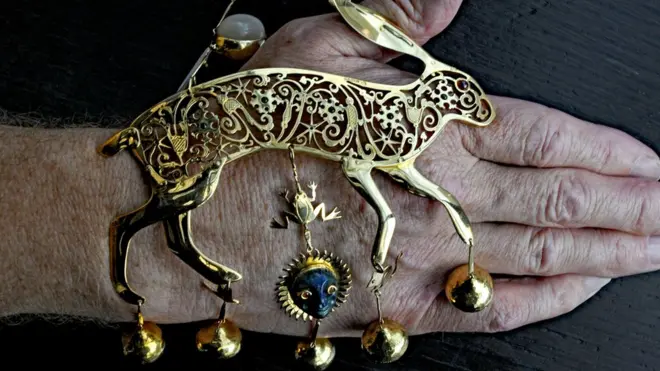 La liebre de oro de 18 quilates tiene incrustaciones de rubíes, nácar y piedras de luna.