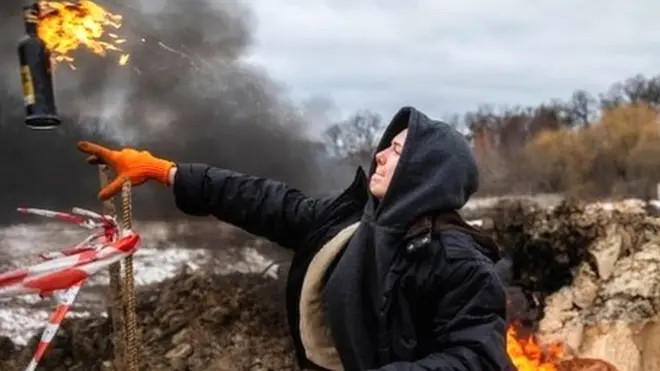 یوکرین کا ایک شہری مولوٹوف بم پھینکنے کی تربیت حاصل کرتے ہوئے