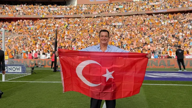 Acun Ilıcalı elinde açtığı Türk bayrağını tutuyor