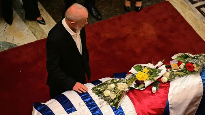 El presidente de Brasil, Luiz Inácio Lula da Silva, con su mano derecha sobre el ataúd del expresidente uruguayo José Mujica, en su velatorio en el Palacio Legislativo de Montevideo.