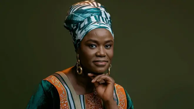 Sola Allyson to wọ aṣọ Yoruba to si fi aṣọ we ori rẹ