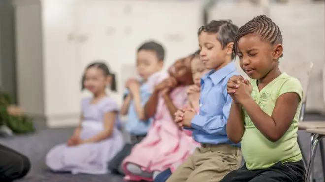 Associações cristãs defendem que ensino confessional ensina valores morais a crianças, mas juristas temem aumento da intolerância