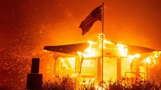Casa en llamas en California