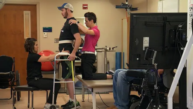 Jered Chinnock ha logrado caminar 100 metros con un equipo de apoyo desde que tiene el implante.