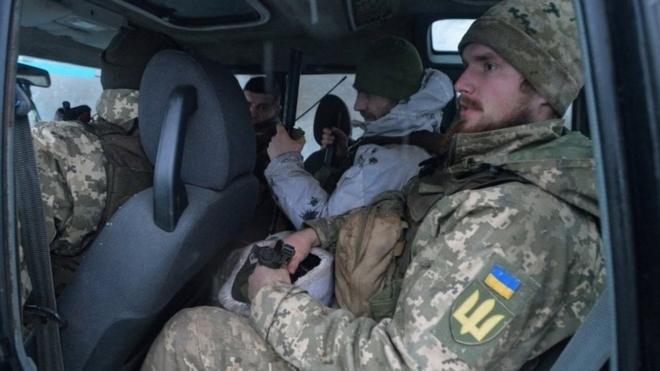 Ukrainian troops near frontline with separatist rebels
