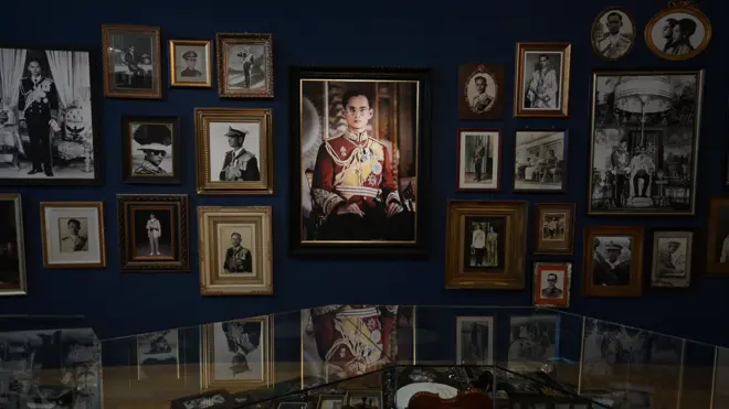 ภาพจากนิทรรศการ 'พระราชาในดวงใจ' และนิทรรศการ 'ภาพถ่ายฝีพระหัตถ์พระบาทสมเด็จพระปรมินทรมหาภูมิพลอดุลยเดช' จัดแสดงที่หอศิลปวัฒนธรรมแห่งกรุงเทพมหานคร