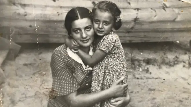 Aquí Liza posa con su hija, Ruth, quien también murió.