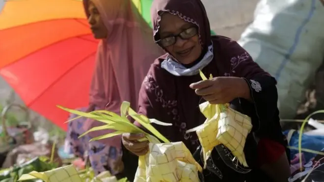 Persiapan Idul Adha, warga di Banda Aceh, menyiapkan ketupat.