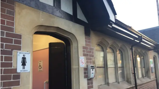 د برتانیا تشنابونو ټولنې غړی: "زه داسې نړۍ نه غواړم چې خلک پکې د تشناب نه درلودو له امله په کوڅه کې خپل نس تش کړي. "