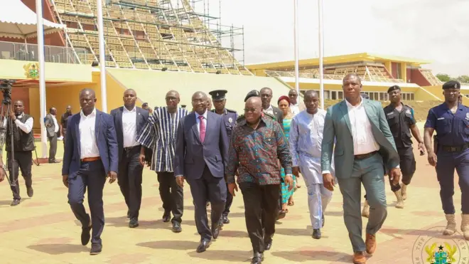 President Akufo-Addo dey walk for Flagstaff House now Jubilee House plus some of en Ministers den staffers