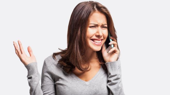 Una mujer hablando por celular