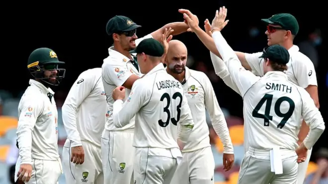 रोहित शर्मा को आउट करने के बाद ऑस्ट्रेलियाई टीम