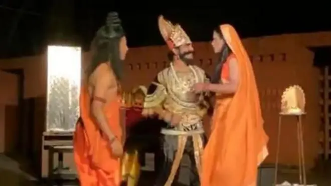 पुणे विद्यापीठातील 'जब वी मेट' या नाटकातील क्षण