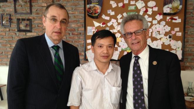 Dân biểu Alan Lowenthal (bìa phải) gặp luật sư Nguyễn Văn Đài hồi 2015