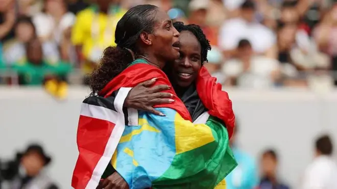 ትዕግሥት ውድድሩን በአንደኝነት ካሸነፈችው ኬንያዊት አትሌት ጋር ከውድድሩ በኋላ