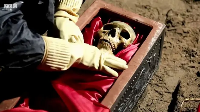 หัวกะโหลกในโลงศพ