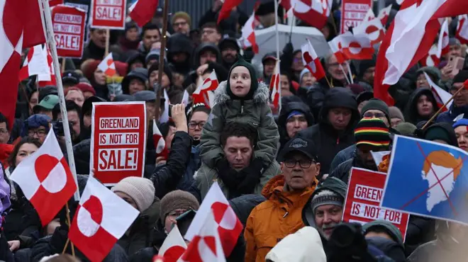 Apenas unas horas antes de que Trump anunciara sus nuevos aranceles, manifestantes en Groenlandia y Dinamarca salieron a las calles para protestar contra sus amenazas de anexión.
