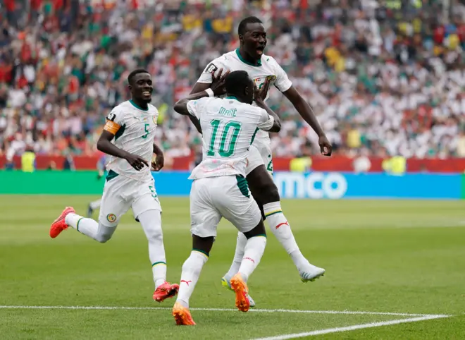 بابي غايي يحتفل مع زميله ساديو ماني بعد الهدف الثالث في شباك العراق ضمن منافسات كأس العالم 2026