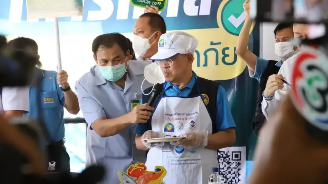 นายอนุทิน ชาญวีรกูล รองนายกฯ และ รมว. สาธารณสุข ประชาสัมพันธ์อาหารทะเลปลอดภัย ร่วมกับผู้ว่าฯ สมุทรสาคร (สวมเสื้อสีฟ้า) เมื่อวันที่ 27 ธ.ค.