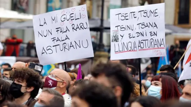 "Mi abuela no habla raro, habla asturiano", se lee en una pancarta portada por uno de los que participaron el la manifestación organizada por la Xunta pola Defensa de la Llingua Asturiana a favor de la oficialidad de dicho idioma en Oviedo, España, el 16 de octubre de 2021.