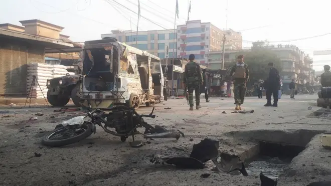 نیروهای پلیس در نزدیکی محل انفجار