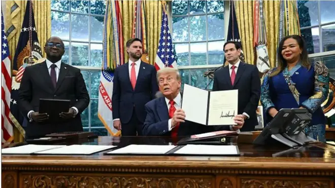 Aarẹ Donald Trump pẹlu iwe ikinikuu oriire to kọ lati fi ki Aarẹ DR Congo, Félix Tshisekedi, lọjọ Ẹti ti orilẹede naa kọwọ bọwe adehun alaafia pẹlu Rwanda ni Washington.