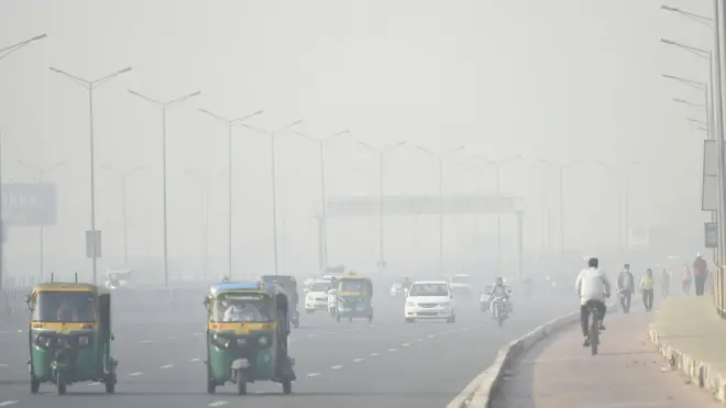 Image shows smog on a road in Delhi