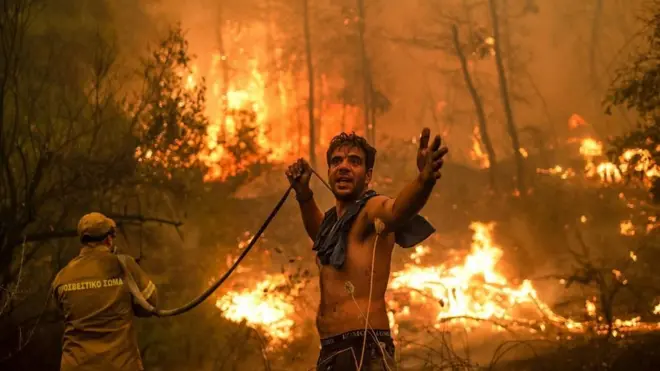 산불 진압 중인 소방대원