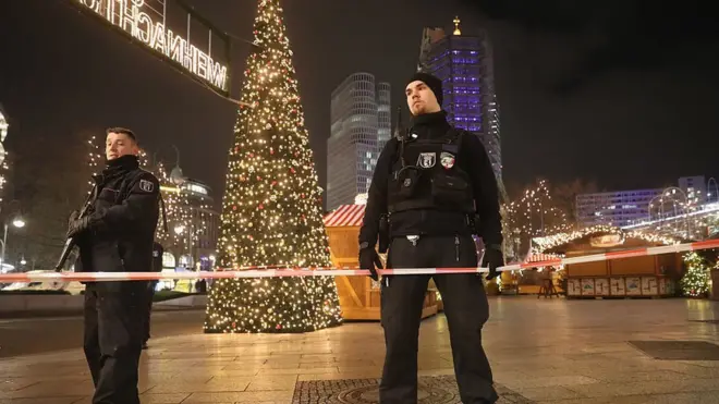 Полиция считает, что грузовик врезался в толпу специально