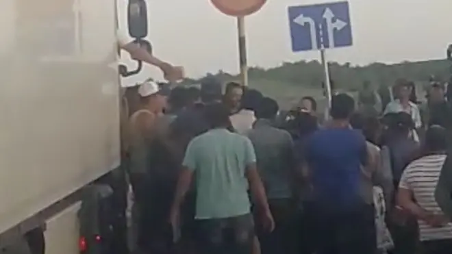 Россия - Қозоғистон чегараси яқинидаги юзлаб яқин ўзбекистонликлар ўтган-кетган йўловчи машиналар бераётган егуликлар билан кун кўришмоқда