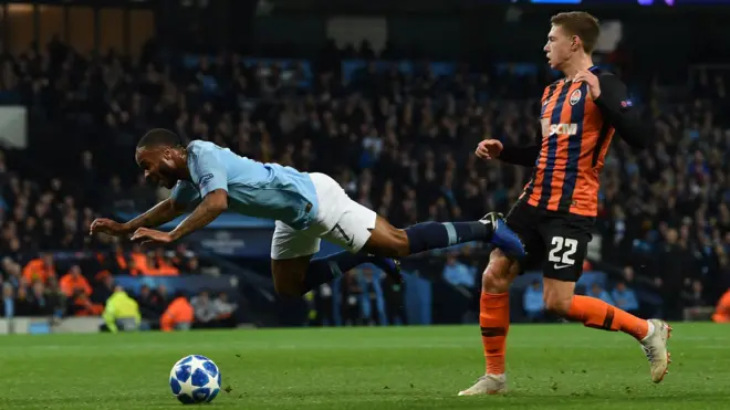 Raheem Sterling y Mykola Matviyenko