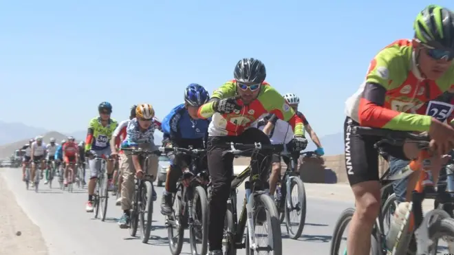 دغو بایسکل ځغلوونکو چې د دې لوبې ځانګړي رنګارنګ کالي يې اغوستي وو، یو بل پېغام هم له ځانه سره درلود 'سوله او ارامي'