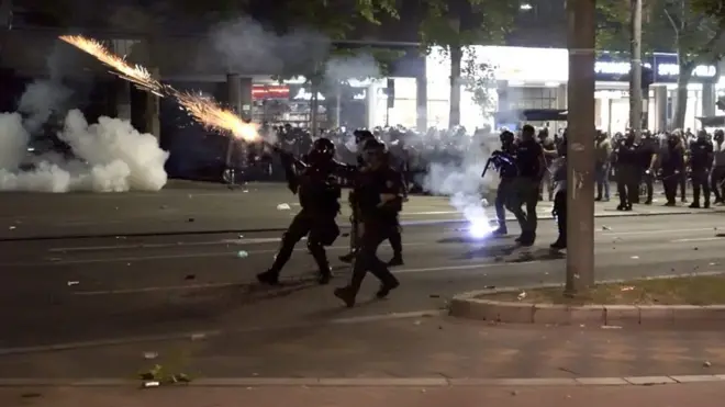 Policija ispaljuje suzavac