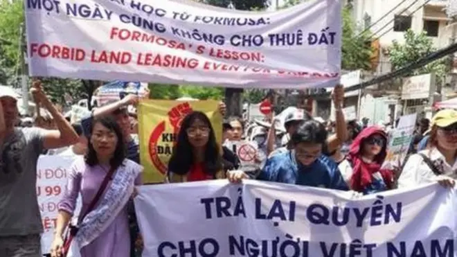 Bên cạnh các biểu ngữ chống Trung Quốc còn có những thông điệp yêu cầu một xã hội dân chủ hơn