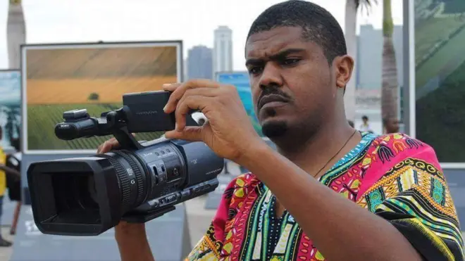 አሸናፊ ተስፋዬ ከካሜራው ጋር