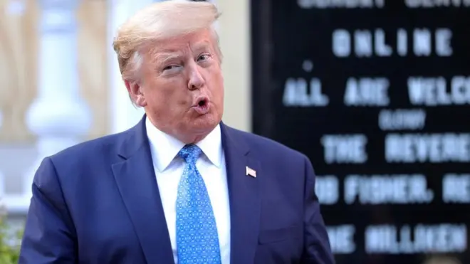 चर्च के बाहर ट्रंप ने बाइबल के साथ तस्वीर खिंचाई