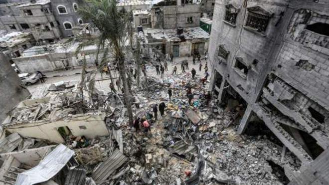 مدينة خان يونس في قطاع غزة عقب القصف الإسرائيلي يوم 12 يناير/ كانون الثاني