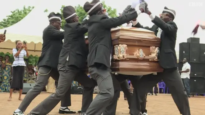 الرقص في الجنازات