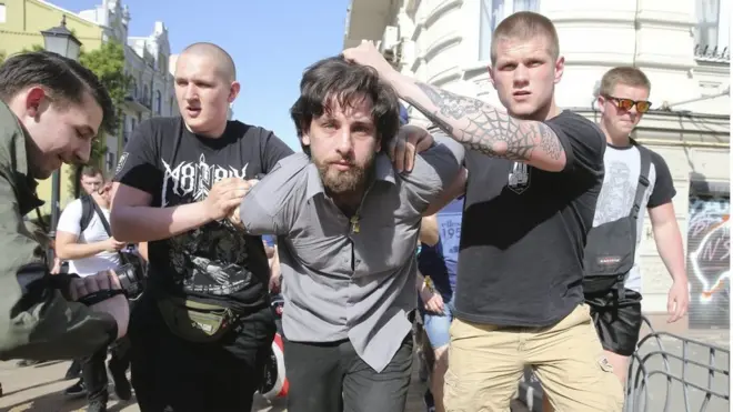 4 травня у Києві представники націоналістичних організацій схопили Рафаеля Лусваргі і силоміць привели до будівлі СБУ, вимагаючи його покарання за участь у бойових діях на Донбасі на боці сепаратистів.