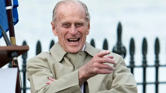 Принц Филип смеется